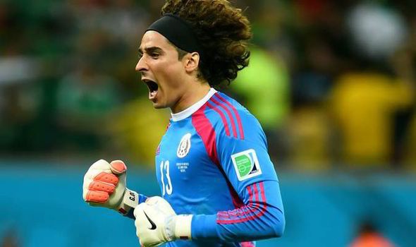 Thi dau sa sut, Liverpool cau cuu nguoi nhen Ochoa hinh anh