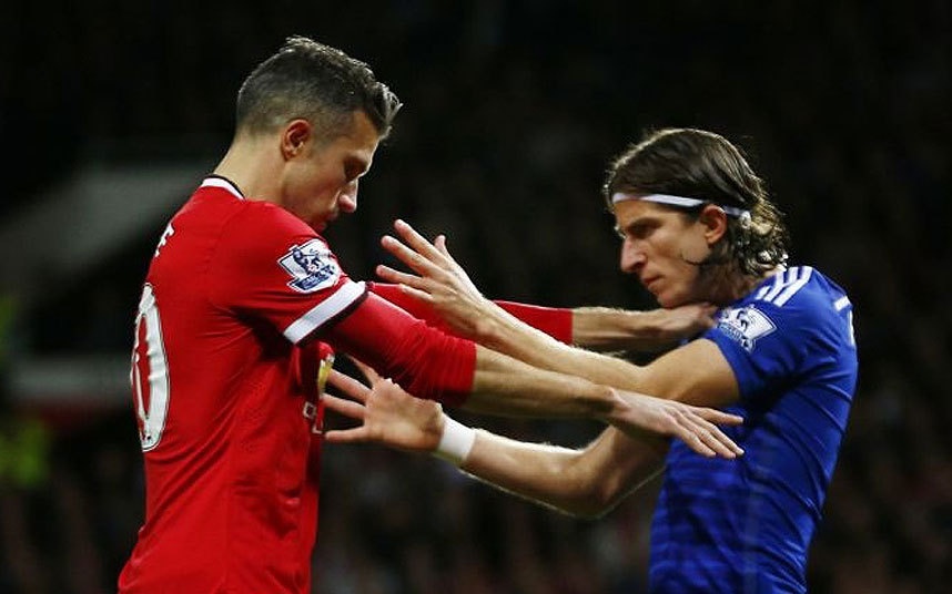 Sau khi bỏ ra 16 triệu bảng để chiêu mộ Luis, HLV Mourinho tính để nhà vô địch La Liga trấn giữ ở hành lang trái của Chelsea. Tuy nhiên, cầu thủ người Brazil lại không cạnh tranh được với Azpilicueta nên mới có 2 lần được trao cơ hội đá chính.