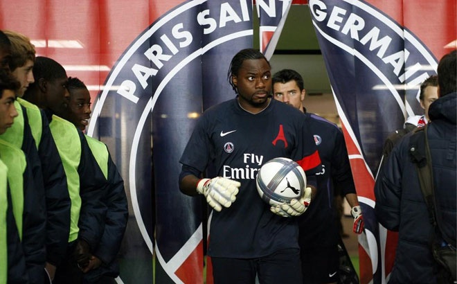 Cách đây 4 năm, Edel từng dính vào vụ kiện trong thời gian khoác áo PSG. Người ta cáo buộc thủ thành gốc Cameroon khai gian tên tuổi để được chơi bóng tại châu Âu. Cụ thể tên thật của Edel là Ambroise Beyama và anh 29 tuổi chứ không phải 24. 