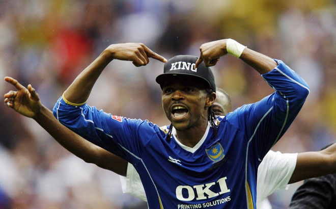 Hồ sơ ghi Kanu sinh ngày 1/8/1976. Tuy nhiên, trong thời gian khoác áo Portsmouth (2006-2012), cựu danh thủ của Arsenal và đội tuyển Nigeria bị hoài nghi đã 45 tuổi. Hiện cựu tiền đạo 38 tuổi là đại sứ của UNICEF.