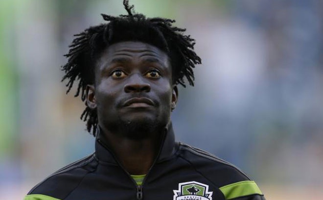 Trong hồ sơ đăng ký thi đấu cho Inter Milan và Newcastle, Martins sinh ngày 28/10/1984. Thế nhưng, chẳng hiểu sao LĐBĐ Nigeria lại công bố ngày sinh của anh trên website chính thức của Liên đoàn là 1/5/1978. Tới nay, người hâm mộ vẫn chưa rõ đâu là ngày sinh thực của tiền đạo đang khoác áo Seattle Sounders (thuộc MLS).