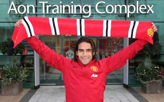 Tân binh của M.U bị nghi khai gian 2 tuổi so với những lời khai trong hồ sơ tiểu học. Cụ thể hồ sơ ghi rõ Mãnh hổ sinh ngày 10/2/1984, trong khi giấy phép đăng ký thi đấu của anh ghi ngày 10/2/1986. Tuy nhiên, tiền đạo người Colombia cuối cùng được minh oan, bởi nhầm lẫn xuất phát từ sự cẩu thả của… thầy hiệu trưởng.