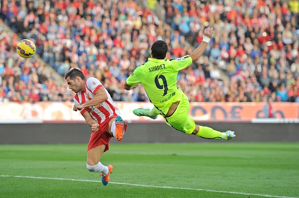 Almeria 1-2 Barca: Suarez giup Barca nguoc dong hinh anh