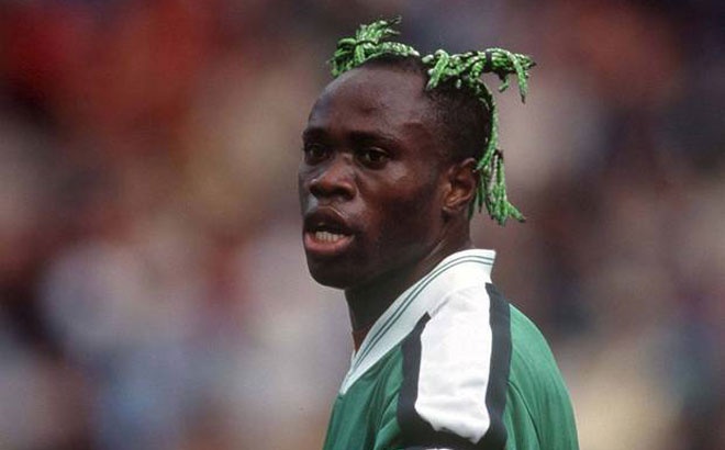 Cái tên Taribo West không chỉ được nhắc đến thông qua kiểu tóc siêu dị, mà còn qua nghi án khai gian tới 12 tuổi. Cụ thể, hậu vệ người Nigeria khai mình 28 tuổi khi đầu quân cho Partizan Belgrade năm 2002. Tuy nhiên, nhiều người cho rằng thực tế anh 40 tuổi. Song có lẽ đó chỉ là những lời đồn thổi thiếu căn cứ nhắm vào cựu sao AC Milan và Inter Milan.
