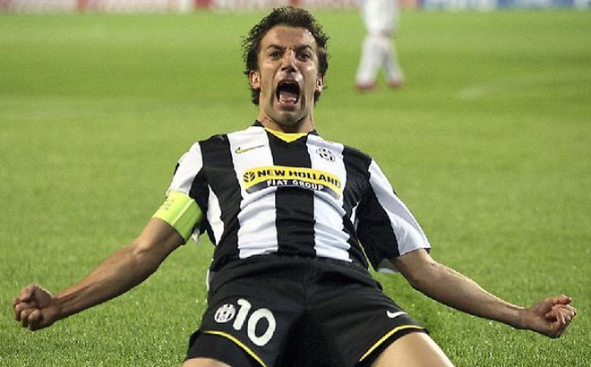 Del Piero có lẽ là một trong số ít người nhận được sự kính trọng nhất trong lịch sử bóng đá. Với tài năng của mình, cựu tuyển thủ quốc tế người Italy đã viết lên trang sử vàng cho Juventus. Trong những năm cuối sự nghiệp, anh vẫn nhận được sự quan tâm đặc biệt từ người hâm mộ trên toàn thế giới.