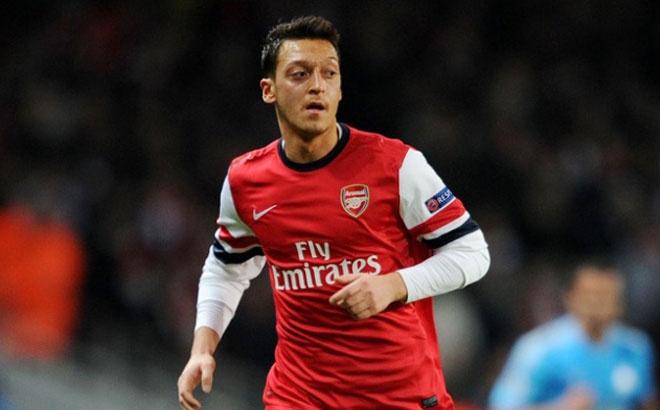 Tiền vệ người Đức gốc Thổ Nhĩ Kỳ là một trong những ngôi sao nhận được sự kính trọng nhất trong làng túc cầu. Ngoài khả năng kiến tạo tuyệt vời, ngôi sao của Arsenal luôn thi đấu với thái độ hòa nhã. Rất hiếm khi thấy Oezil gây hấn với đối thủ.