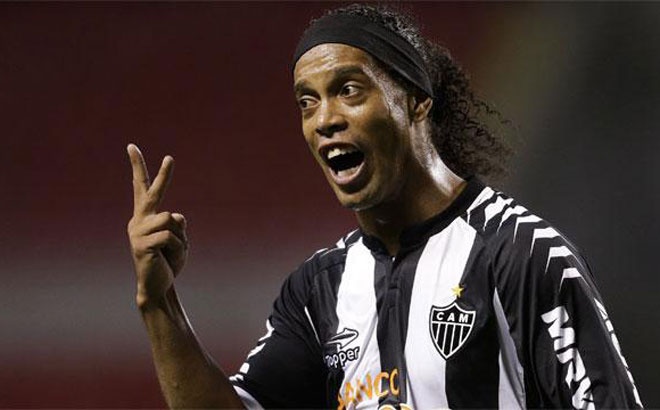 Ronaldinho không phải là cầu thủ điển trai, tuy nhiên, anh lại chinh phục tình cảm của người hâm mộ bằng đôi chân ma thuật của mình. Đi đến bất kỳ đâu, anh cũng nhận được sự chào đón nồng nhiệt, bởi tất cả đều muốn tận mắt chứng kiến siêu sao người Brazil chơi bóng.