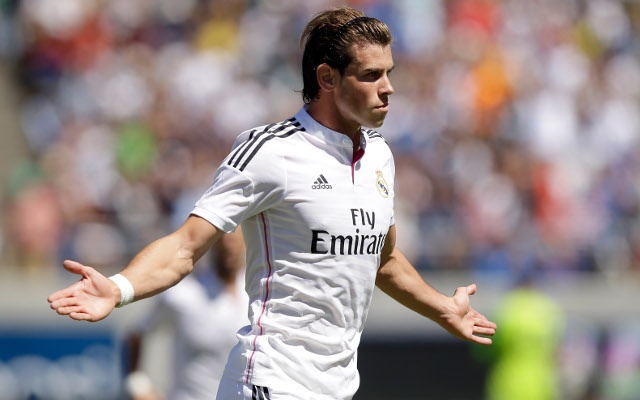 Nhận thấy không đủ sức để thuyết phục Real bán lại Cristiano Ronaldo, M.U chuyển hướng sang Gareth Bale. Đội chủ sân Old Trafford sẵn sàng bỏ ra 90 triệu bảng để đổi lấy chữ ký của ngôi sao người xứ Wales. Cơ hội cho CLB giàu truyền thống nhất nước Anh là khá rõ, bởi HLV Carlo Ancelotti không có ý định giữ Bale ở lại Bernabeu.