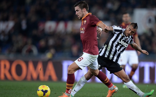 Strootman từng là mục tiêu theo đuổi gắt gao của M.U trong 3 mùa hè gần đây, tuy nhiên, vì nhiều lý do khác nhau mà Quỷ đỏ không thể chiêu mộ thành công ngôi sao người Hà Lan. Ban lãnh đạo M.U hy vọng với mối quan hệ rất tốt, Van Gaal sẽ thuyết phục cậu học trò cũ ở ĐT Hà Lan tới Old Trafford vào tháng 1 này. Thương vụ dự đoán sẽ tiêu tốn của M.U khoảng 40 triệu bảng.