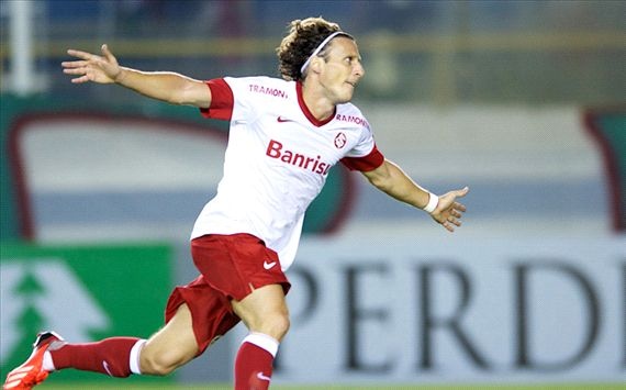 Forlan da phat goc lam tung luoi Fluminense hinh anh
