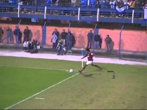 Ronaldinho ghi ban tu cham phat goc vao luoi Avai hinh anh