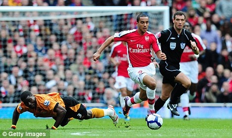 Nhung pha but toc kinh hoang cua Theo Walcott hinh anh