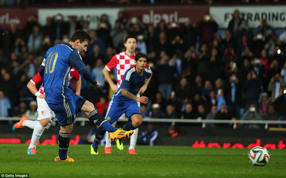 Messi toa sang, Argentina nhe nhang vuot qua Croatia 2-1 hinh anh