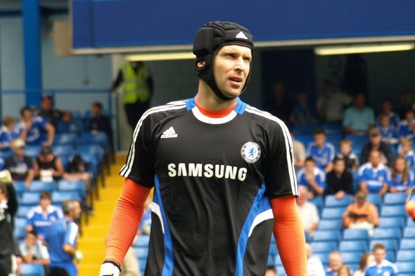 Phong độ sa sút của Casillas buộc Real phải tìm kiếm thủ môn mới cho mùa tới. Hiện David De Gea và Petr Cech là hai mục tiêu mà CLB chủ sân Bernabeu hướng đến. Trong đó, thương vụ Cech có vẻ khả quan hơn, bởi tuyển thủ CH Séc đang sắm vai trò dự bị tại Chelsea trong khi De Gea lại là người không thể thay thế ở M.U.