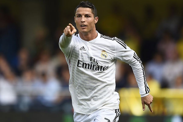 Mùa hè vừa qua từng xuất hiện rất nhiều tin đồn Ronaldo muốn trở lại M.U. Tuy nhiên, trước sự quan tâm và đãi ngộ ở Real, rất khó để siêu sao người Bồ Đào Nha dứt tình với đội thị vệ Hoàng gia. Bằng chứng là CR7 đang thi đấu như lên đồng tại giải năm nay khi ghi 23 bàn sau 17 trận.