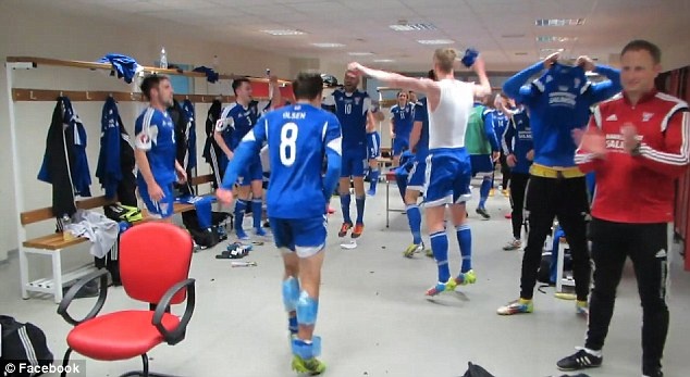 Cau thu Faroe an mung nhu vo dich sau chien thang lich su hinh anh