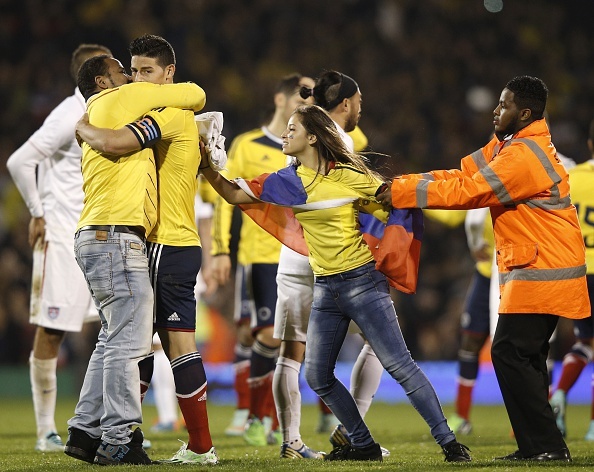 Fan nu xinh dep do don xuong san 'tan cong' James Rodriguez hinh anh