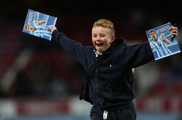 Fan nhi vui mung khi duoc Messi ky tang hinh anh