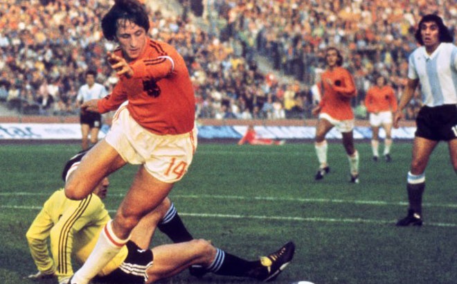 “Thánh” Johan ra mắt đội tuyển Hà Lan năm 1966 khi mới 19 tuổi. Ông được ví là thần tài của cơn lốc màu da cam, bởi nếu ông ghi bàn thì đội tuyển không bao giờ bại trận. Huyền thoại của Barcelona giã từ sự nghiệp thi đấu quốc tế năm 1977. Sau 11 năm phục vụ đội tuyển quốc gia, ông ra sân 48 trận, ghi 33 bàn, giúp Hà Lan giành á quân World Cup 1974 và hạng 3 EURO 1976.