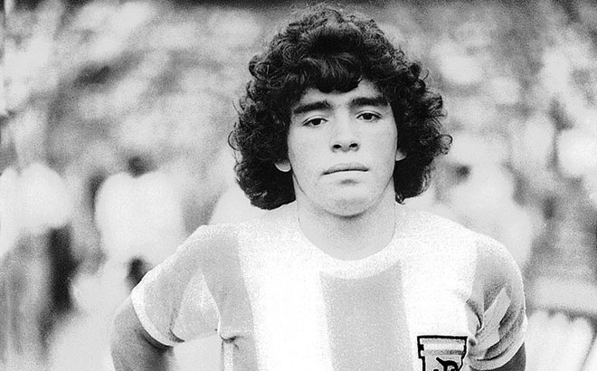 Maradona ra mắt đội tuyển Argentina khi mới 16 tuổi, trong trận gặp Hungary ngày 27/2/1977. Ông ghi bàn thắng đầu tiên cho Albiceleste lúc 18 tuổi, trong trận gặp Scotland tại Hampden Park ngày 2/6/1979. “Cậu bé vàng” kết thúc sự nghiệp thi đấu quốc tế năm 1994. Trong 17 năm phục vụ ĐTQG, huyền thoại bóng đá thế giới ghi 31 bàn sau 91 lần ra sân, giúp Argentina vô địch World Cup 1986 và đoạt ngôi á quân tại giải đấu này 4 năm sau đó.