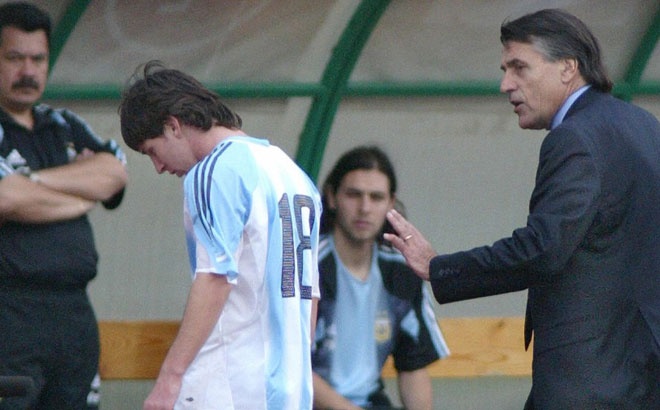 Messi được triệu tập vào ĐTQG Argentina tháng 4/2005 khi chưa đầy 18 tuổi. Nhưng tới ngày 17/8/2005, M10 mới có màn ra mắt Albiceleste lúc 18 tuổi 54 ngày. Tiền đạo của Barca vào sân từ băng ghế dự bị ở phút 63 trong trận gặp Hungary, tuy nhiên, chỉ 2 phút sau anh bị tước quyền thi đấu vì trọng tài Markus Merk cho rằng anh đánh cùi trỏ vào hậu vệ Vilmos Vanczak. Đây là quyết định gây tranh cãi và nhiều người cáo buộc trọng tài Merk cố tình phá hỏng màn ra mắt của Messi. Chân sút sinh năm 1987 có tên trong đội hình chính của các vũ công tango trong trận thua Paraguay ngày 3/9/2005 tại vòng loại World Cup 2006. Sau 9 năm khoác áo ĐTQG, Messi ra sân 96 trận và ghi 45 bàn thắng.