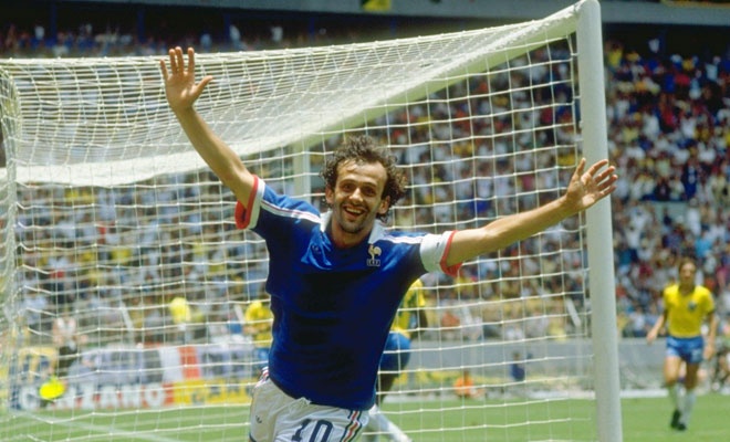 Platini chính là nỗi khiếp đảm tại VCK EURO 1984 được tổ chức trên quê hương Pháp. Sau 5 lần xung trận, cựu danh thủ Juventus khai hỏa tới 9 lần, qua đó giúp Les Bleus lần đầu tiên bước lên đỉnh châu Âu.