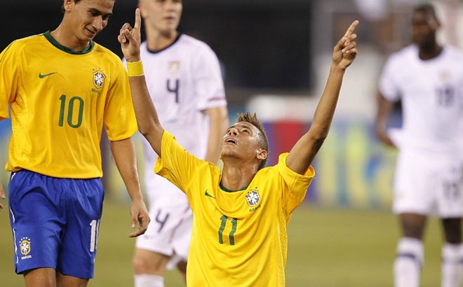 Ngày 26/7/2010, Neymar được HLV Mano Menezes triệu tập cho trận giao hữu gặp tuyển Mỹ lúc mới 18 tuổi. Ngày 10/8/2010, cựu sao mai Santos đánh dấu màn ra mắt Selecao bằng bàn mở tỷ số vào lưới tuyển Mỹ ở phút 28. Tính đến thời điểm hiện tại, siêu sao đang khoác áo Barca ghi 42 bàn sau 59 lần khoác áo đội tuyển quốc gia và là nhân tố quan trọng nhất giúp các vũ công samba vô địch FIFA Confederations Cup 2013.