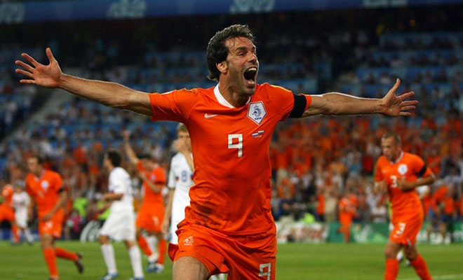 Sinh ra cùng thời với Kluivert nên Van Nistelrooy cũng tham dự 2 kỳ EURO vào những năm 1996 và 2000 giống cựu sao Barca. Cựu danh thủ M.U cũng có số pha lập công tương tự Kluivert nhưng anh thi đấu kém hơn 1 trận.