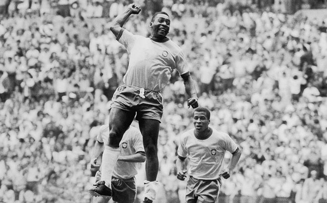 Pele chơi bóng chuyên nghiệp khi mới 15 tuổi cho CLB danh tiếng Santos. Ông có màn ra mắt ĐTQG Brazil trong trận thua 1-2 trước Argentina ngày 7/7/1957. Ở trận đó, ông là người ghi bàn thắng duy nhất cho Selecao lúc 16 tuổi 9 tháng và trở thành cầu thủ trẻ nhất ghi bàn ở sân chơi quốc tế thời điểm đó. Năm 1958, ông cùng Selecao tham dự World Cup tại Thụy Điển và trở thành cầu thủ trẻ nhất ghi bàn ở sân chơi này lúc 17 tuổi 239 ngày. Ngày 19/6/1958, Pele trở thành cầu thủ trẻ nhất chơi trận chung kết World Cup lúc 17 tuổi 249 ngày và lập cú đúp vào lưới chủ nhà Thụy Điển trong chiến thắng 5-2, giúp Brazil lần đầu lên đỉnh thế giới. “Vua bóng đá” giã từ sự nghiệp quốc tế năm 1971. Trong 14 năm phục vụ Selecao, Pele thi đấu 92 trận và hiện dẫn đầu danh sách Vua phá lưới trong lịch sử Brazil với 77 pha lập công.