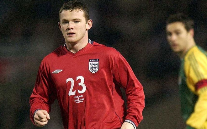 Rooney trở thành cầu thủ trẻ nhất khoác áo đội tuyển Anh khi tham dự trận giao hữu gặp Australia ngày 12/2/2003 lúc mới 17 tuổi. Tại EURO 2004, Gã Shrek cũng trở thành cầu thủ trẻ nhất ghi bàn trong lịch sử giải đấu với cú đúp vào lưới CH Thụy Sỹ ngày 17/6/2004. Trận gặp Slovenia ngày 16/11/2014 là trận thứ 100 Rooney khoác áo Tam sư. Tiền đạo của M.U đánh dấu sự nghiệp trọng đại bằng 1 pha lập công, góp phần vào chiến thắng 3-1 cho đội nhà.