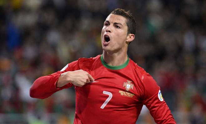 Giống Gomes, Ronaldo cũng ra sân 14 lần và ghi 6 bàn nhưng vào các kỳ EURO 2004, 2008 và 2012. CR7 là một trong những nhân tố then chốt giúp Bồ Đào Nha giành á quân EURO 2004.