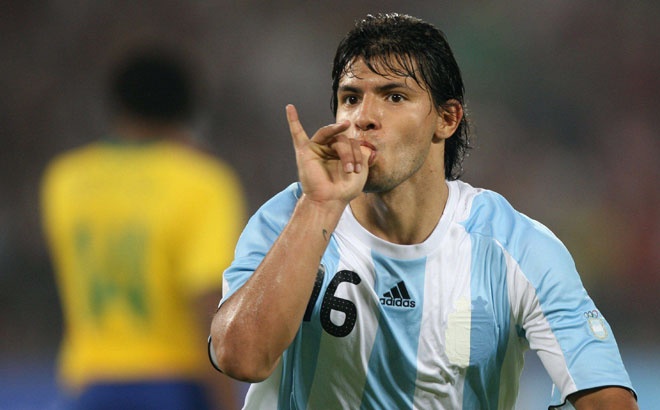Giống như Messi, Aguero cũng được xem là thần đồng của bóng đá Argentina. El Kun ra mắt ĐTQG khi mới 18 tuổi, trong trận gặp Brazil vào tháng 9/2006. Hiện tại chân sút đang khoác áo Man City vẫn là nòng cốt của Albiceleste. Sau 7 năm cống hiến cho các vũ công tango, Aguero ghi 21 bàn sau 47 lần ra sân.