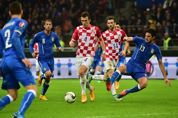 Ket qua dem qua: Ha Lan dai thang, Italy gay that vong hinh anh