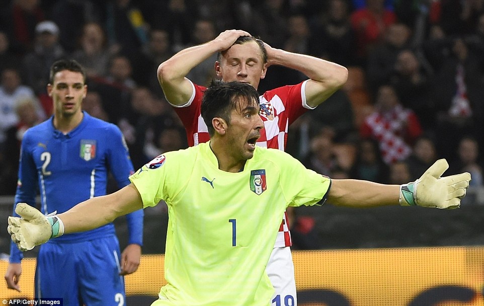 Italy 1-1 Croatia: Buffon mac sai lam nghiem trong hinh anh