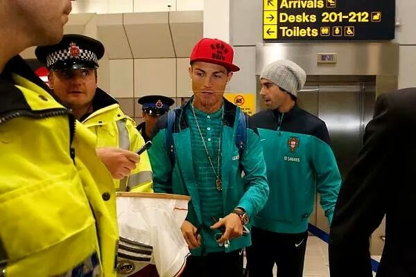 CR7 doi mu lech toi Old Trafford, chuan bi so tai cung Messi hinh anh