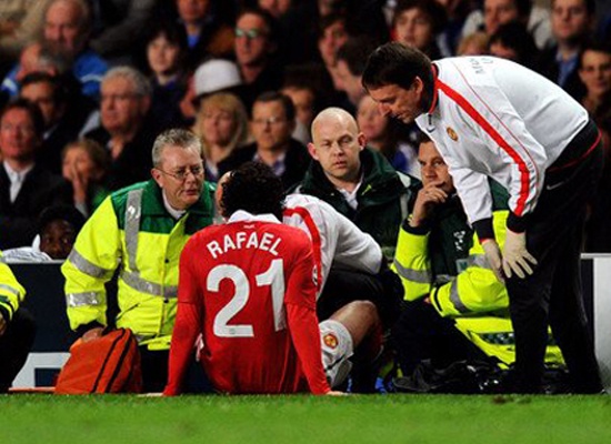 Rafael không thi đấu kể từ trận hòa 1-1 trước Chelsea. Tuy nhiên, hậu vệ người Brazil nhiều khả năng sẽ trở lại trong trận gặp Arsenal cuối tuần này. Tại giải năm nay, Rafael là sự lựa chọn tốt nhất ở vị trí hậu vệ phải.