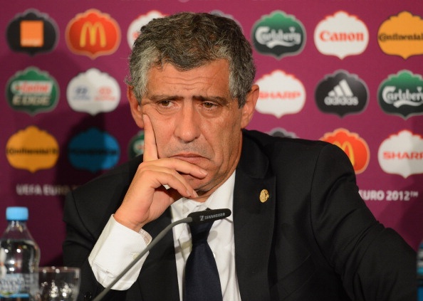 HLV Fernando Santos rất không hài lòng với màn trình diễn của các học trò trong nửa đầu hiệp 1. Ảnh: Getty Images.
