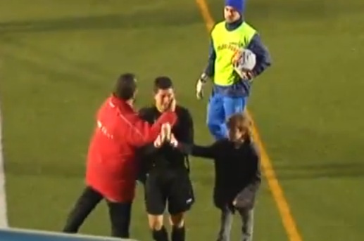 Thu mon bat khoc vi de lot luoi sau cu sut tu cuoi san hinh anh