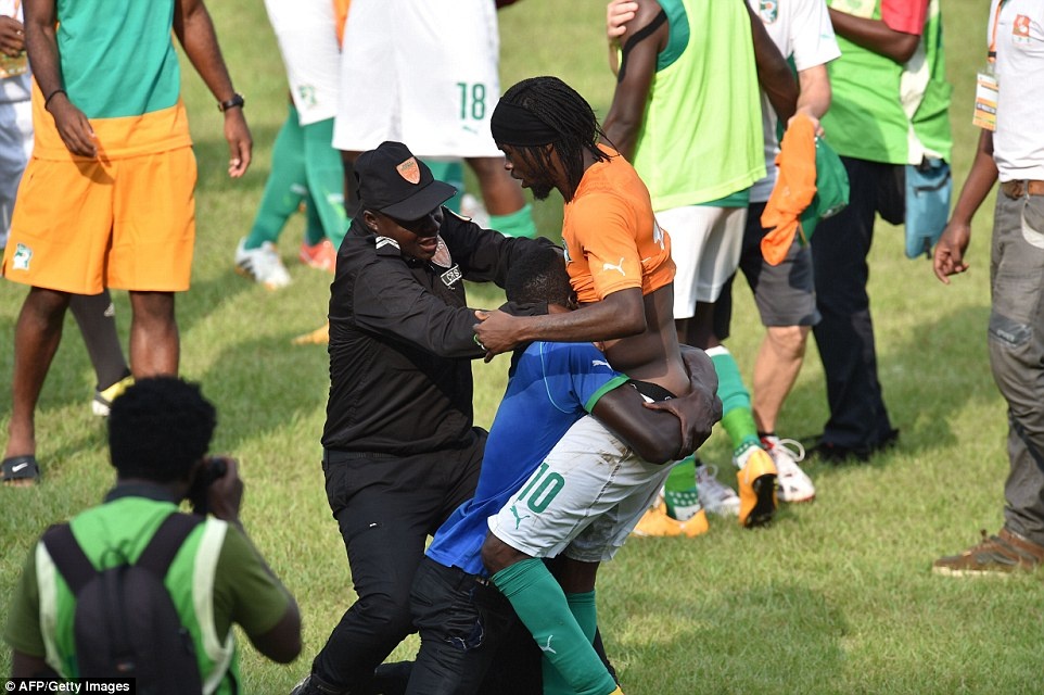 CDV Bo Bien Nga lam loan, lot do cua Gervinho hinh anh