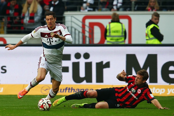 Lewandowski được đánh giá là một trong những chân sút vĩ đại nhất lịch sử Bundesliga. Trong 4 mùa giải khoác áo Dortmund, chân sút người Ba Lan ghi tới 74 bàn sau 131 trận. Dưới màu áo Bayern, tiền đạo 26 tuổi cũng thể hiện đẳng cấp bằng 5 bàn thắng và 2 pha kiến tạo sau 9 lần ra sân tại giải năm nay.