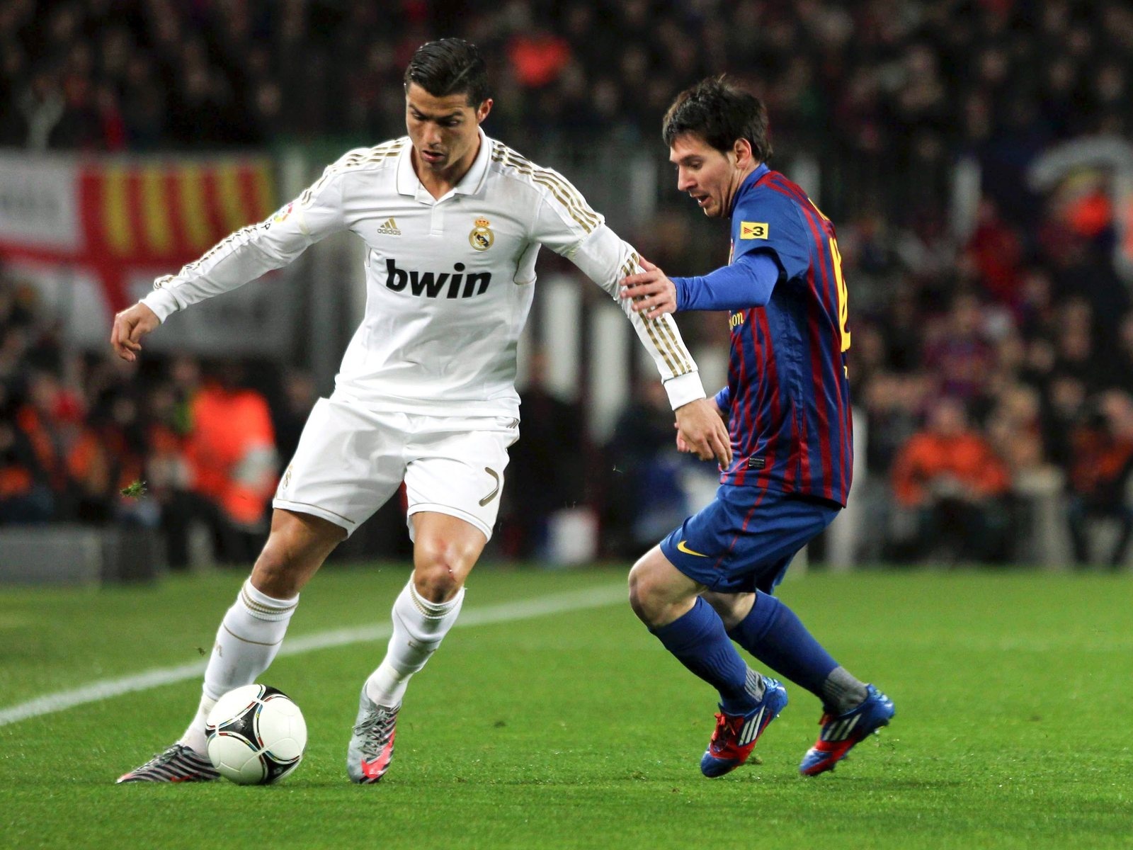 Diem tin 21/11: Ronaldo khao khat thanh cong hon Messi hinh anh