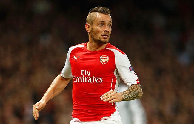 Debuchy đang điều trị chấn thương mắt cá và bàn chân. Sự vắng mặt của ngôi sao 29 tuổi người Pháp là tổn thất không nhỏ dành cho Pháo thủ, bởi anh chơi rất ấn tượng trong giai đoạn đầu mùa giải.