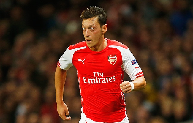 Oezil dính chấn thương đầu gối trong trận gặp Chelsea. Ngôi sao người Đức chỉ có thể trở lại vào đầu năm 2015. Đây là mất mát cực lớn dành cho Pháo thủ thành London, khi tiền vệ 26 tuổi có dấu hiệu hồi sinh ở đầu mùa giải này.