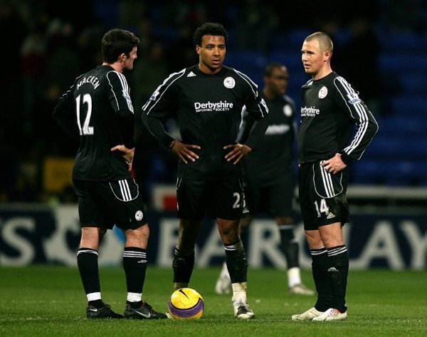 Kỷ lục đáng buồn này được Derby County lập lên ở mùa giải 2007/08. Sau 38 vòng đấu, Derby County thắng duy nhất 1 trận trước Newcastle, trong khi số trận thua của họ lên tới 29 (cũng là một kỷ lục). Kết thúc mùa giải, Derby County đứng bét bảng xếp hạng với 11 điểm, ghi 20 bàn và lọt lưới 89 lần.