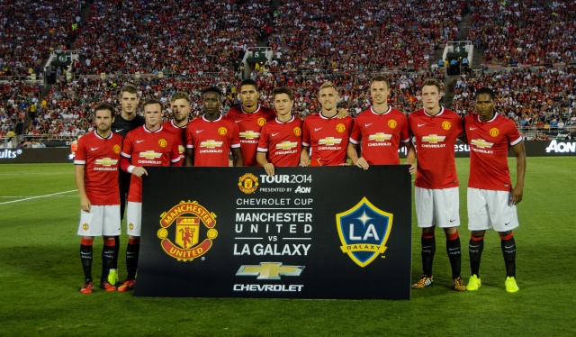 Dưới triều đại David Moyes, M.U đã trải qua mùa giải tệ hại nhất kỷ nguyên Premier League. Tuy nhiên, giá trị thương hiệu của Quỷ đỏ vẫn rất cao, đặc biệt sau khi HLV Van Gaal cùng dàn sao Luke Shaw, Anders Herrera, Marcos Rojo, Daley Blind, Falcao và Di Maria đổ bộ xuống Old Trafford. Thương hiệu của M.U trong năm qua được định giá khoảng 440 triệu bảng.