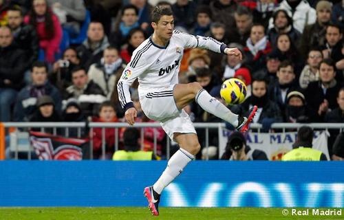 Ronaldo là cầu thủ toàn diện nhất thế giới ở thời điểm hiện tại. Ngoài việc sở hữu tốc độ của chiếc F1, khả năng bật cao như một chiếc lò xo bị nén hết cỡ và tài săn bàn thiện nghệ, Ronaldo còn là cầu thủ có kỹ thuật cá nhân điêu luyện. Tất cả những yếu tố trên đều đến từ sự kiên trì trong tập luyện của siêu sao người Bồ Đào Nha.