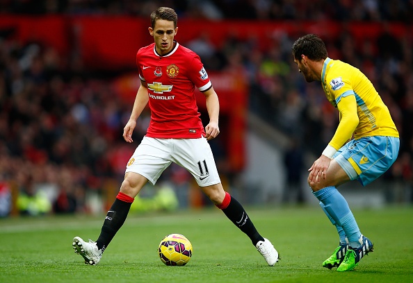 Dù Ashley Young đã trở lại sau chấn thương nhưng tuyển thủ Anh rất khó cạnh tranh vị trí chính thức với Januzaj. Tài năng trẻ người Bỉ chơi khá ấn tượng trong những trận đấu gần đây. Mata cũng có thể được chọn cho vị trí này.