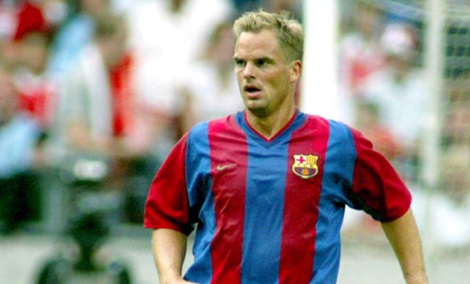 De Boer được xem là một trong những ngôi sao sáng nhất của Ajax. Nhưng khi sang Barca năm 1999, cầu thủ người Hà Lan chỉ còn là cái bóng của chính mình. Sau 2 mùa giải phục vụ đội bóng xứ Catalunya, anh ra sân 33 trận tại La Liga và ghi 1 bàn thắng.