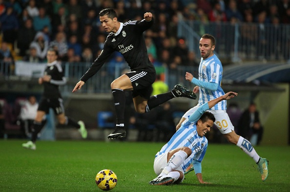 Ronaldo toa sang, Real ha Malaga 2-1 de lap ky luc moi hinh anh