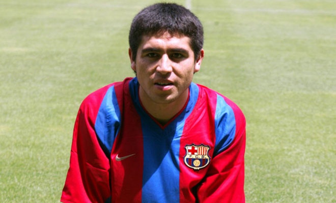 Riquelme là một trong những tiền vệ hay nhất thế giới trong màu áo Boca Juniors. Do đó, Barca không ngần ngại bỏ ra 11 triệu euro để đón anh về năm 2002. Nhưng tại Nou Camp, tiền vệ 36 tuổi gây thất vọng nên bị đẩy sang Villarreal theo bản hợp đồng cho mượn 2 năm trước khi bị bán đứt.